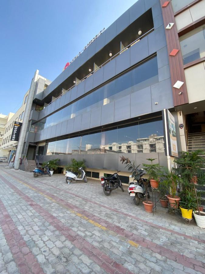 Jb Residency Zirakpur !! Top Rated & Most Awarded Property In Zirakpur Hotel Bagian luar foto