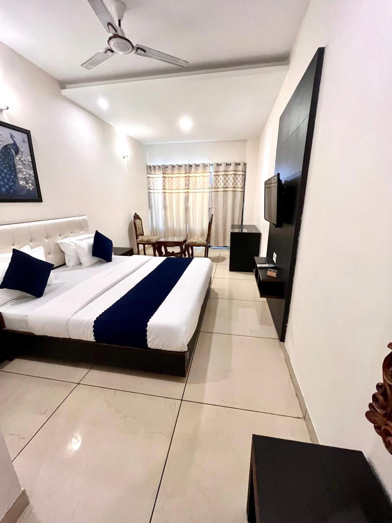 Jb Residency Zirakpur !! Top Rated & Most Awarded Property In Zirakpur Hotel Bagian luar foto