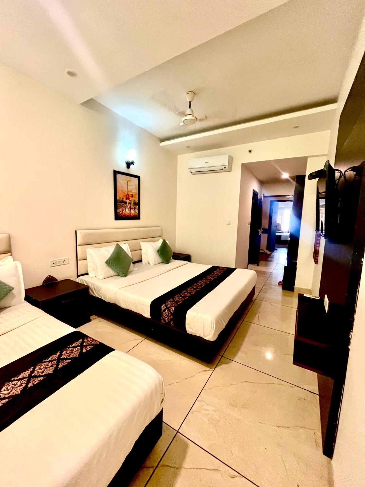 Jb Residency Zirakpur !! Top Rated & Most Awarded Property In Zirakpur Hotel Bagian luar foto